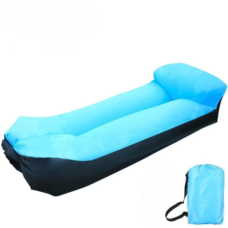 Canapé gonflable installé dans le jardin pour la détente