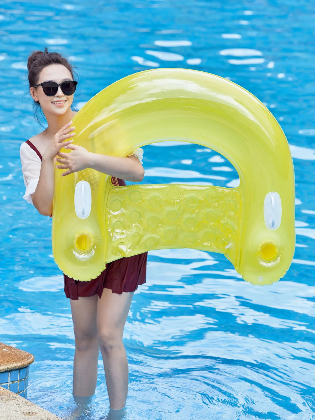 Détente sur bouée gonflable piscine