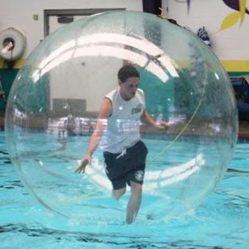 Zorb ball gonflable hamster humain sur l'eau