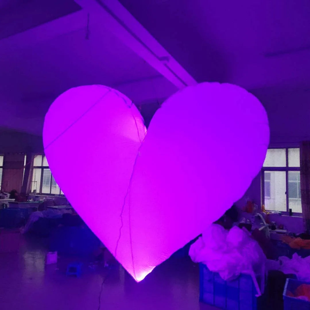 Coeur gonflable géant vue d'ensemble de nuit