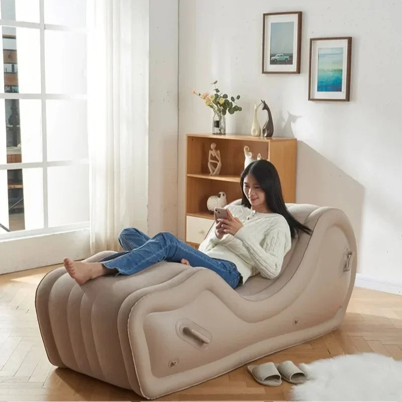 Détail de la forme ondulée du canapé gonflable