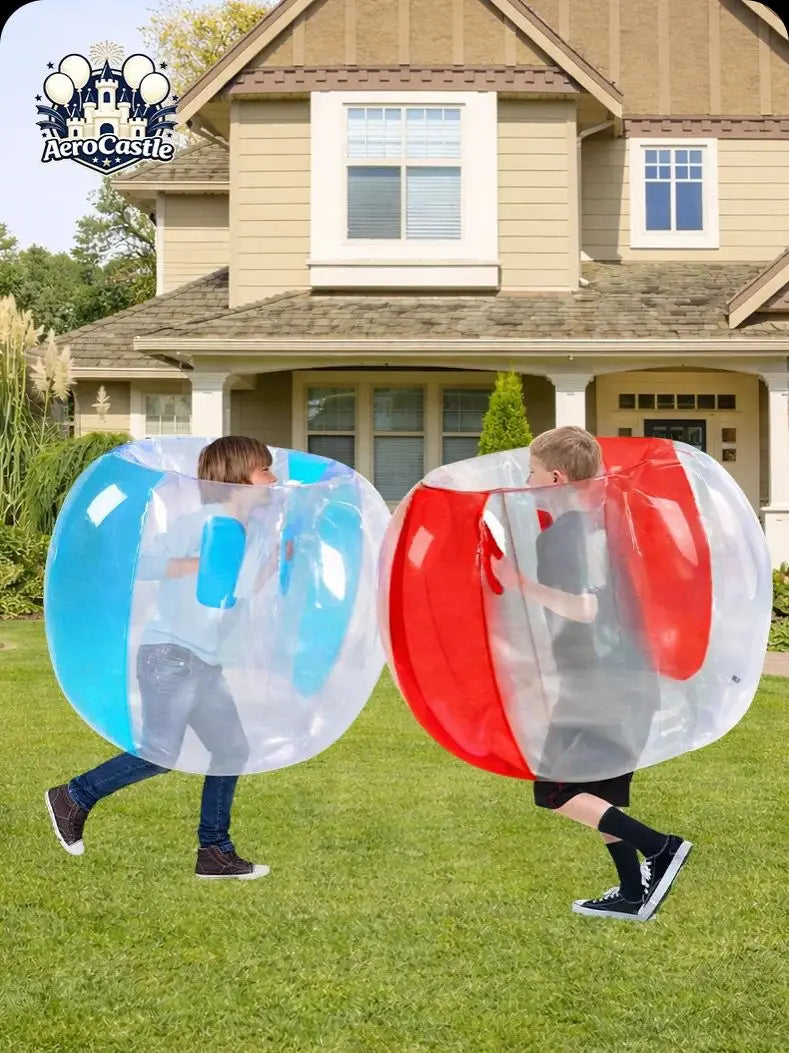 Enfant à l'intérieur d'un zorb ball gonflable sumo