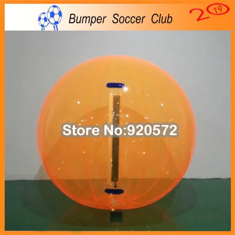 Zorb ball gonflable couleur vive en plan d'eau