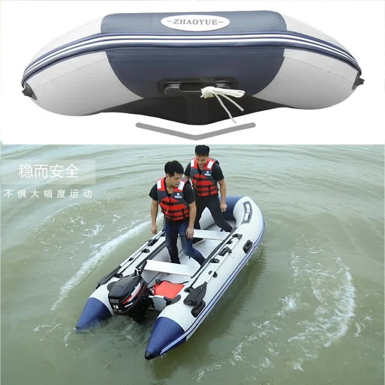 Bateau gonflable aluminium moteur sur l'eau