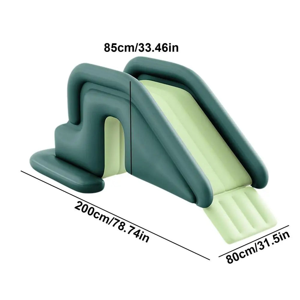 Toboggan aquatique gonflable utilisé par des enfants souriants