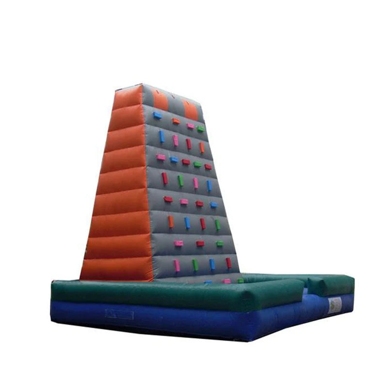 Enfants utilisant le mur d'escalade gonflable