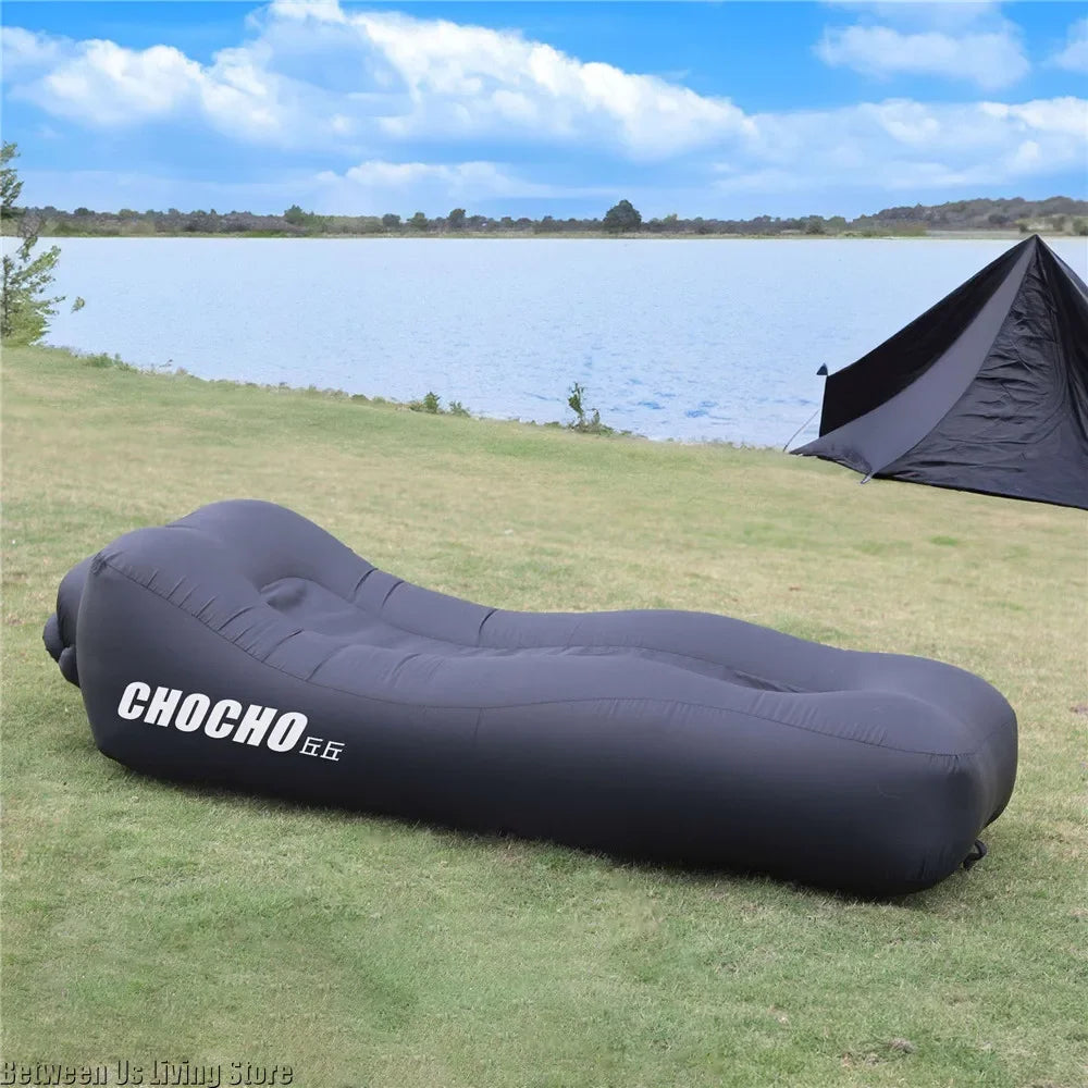 Canapé gonflable flottant sur l'eau en piscine
