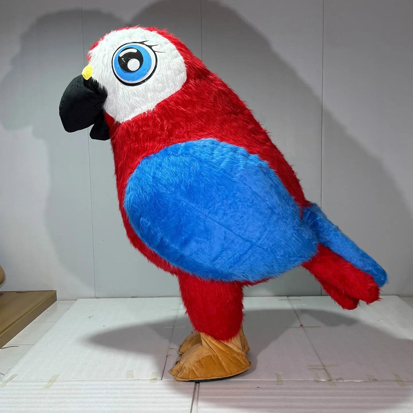 Costume gonflable perroquet multicolore, vue de face
