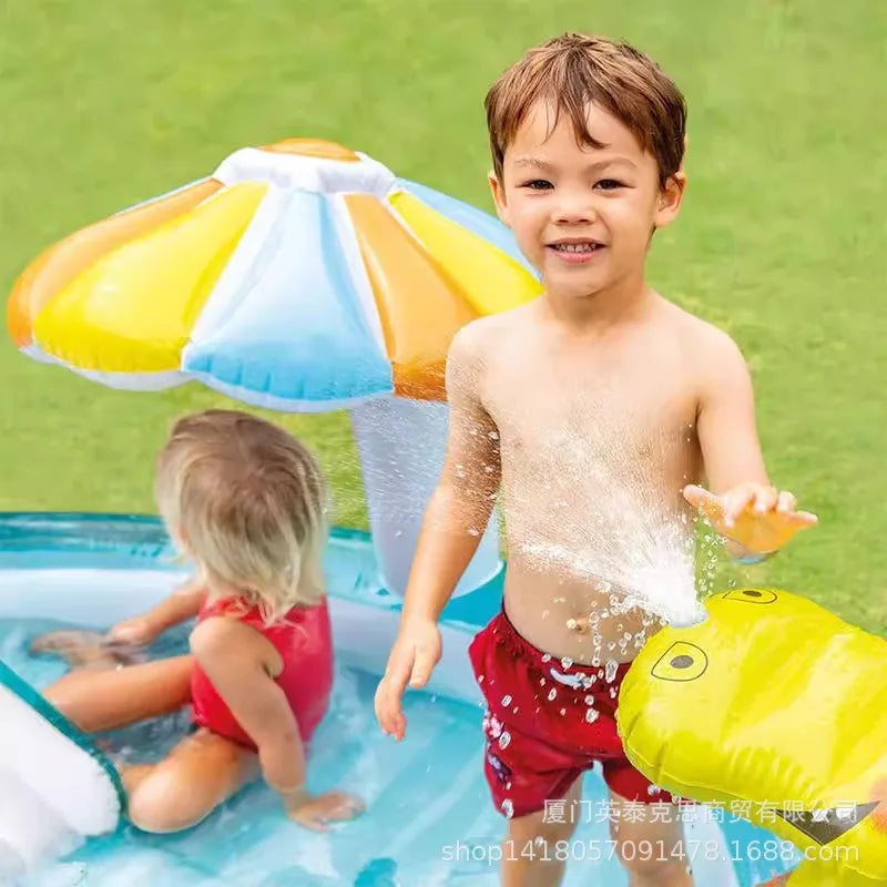 Enfant glissant sur le toboggan aquatique gonflable crocodile
