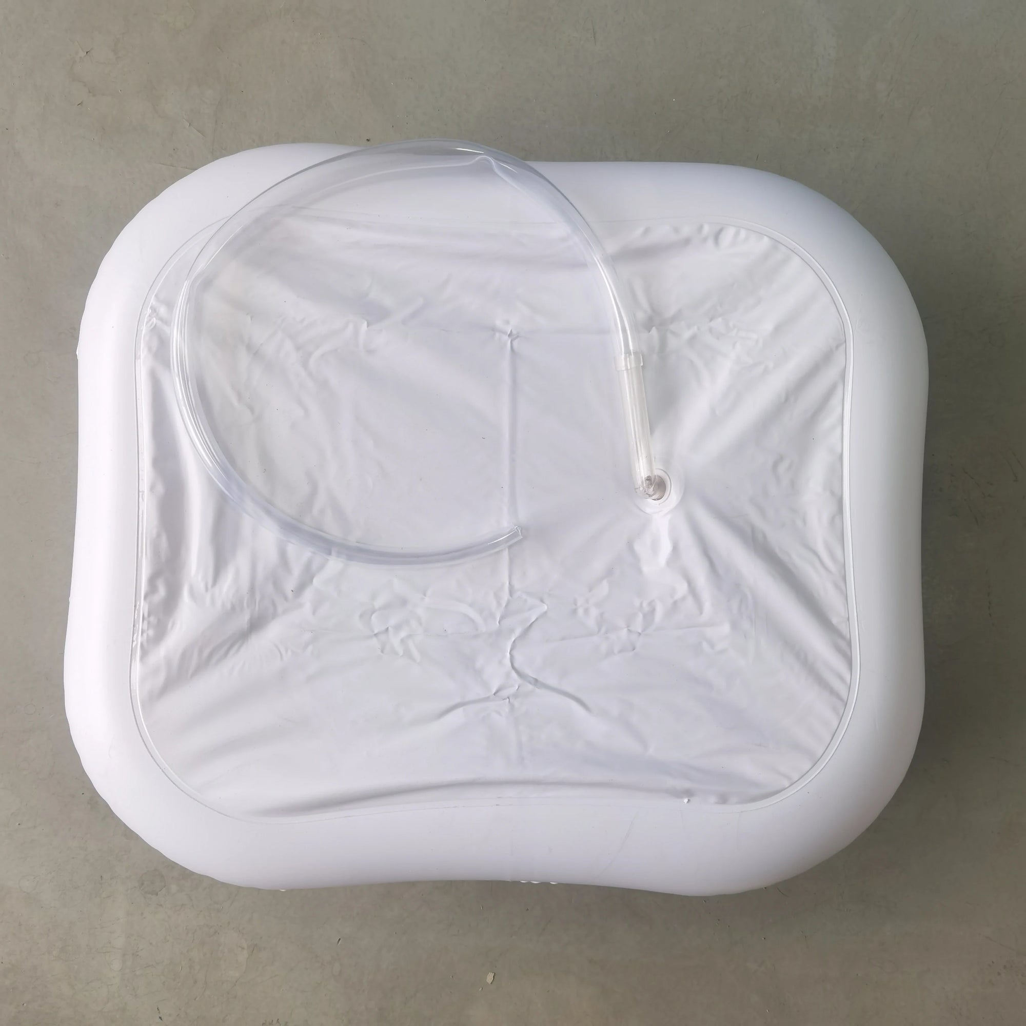 Utilisation de la baignoire gonflable au lit pour lavage de cheveux
