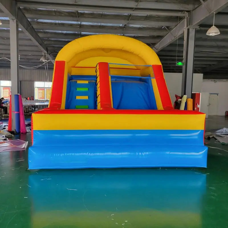 Toboggan gonflable terrestre installé pour un événement