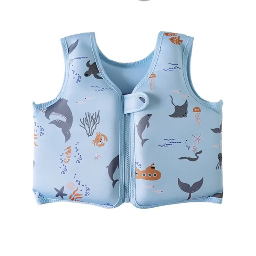 Gilet de flottaison bébé motif ours porté en extérieur