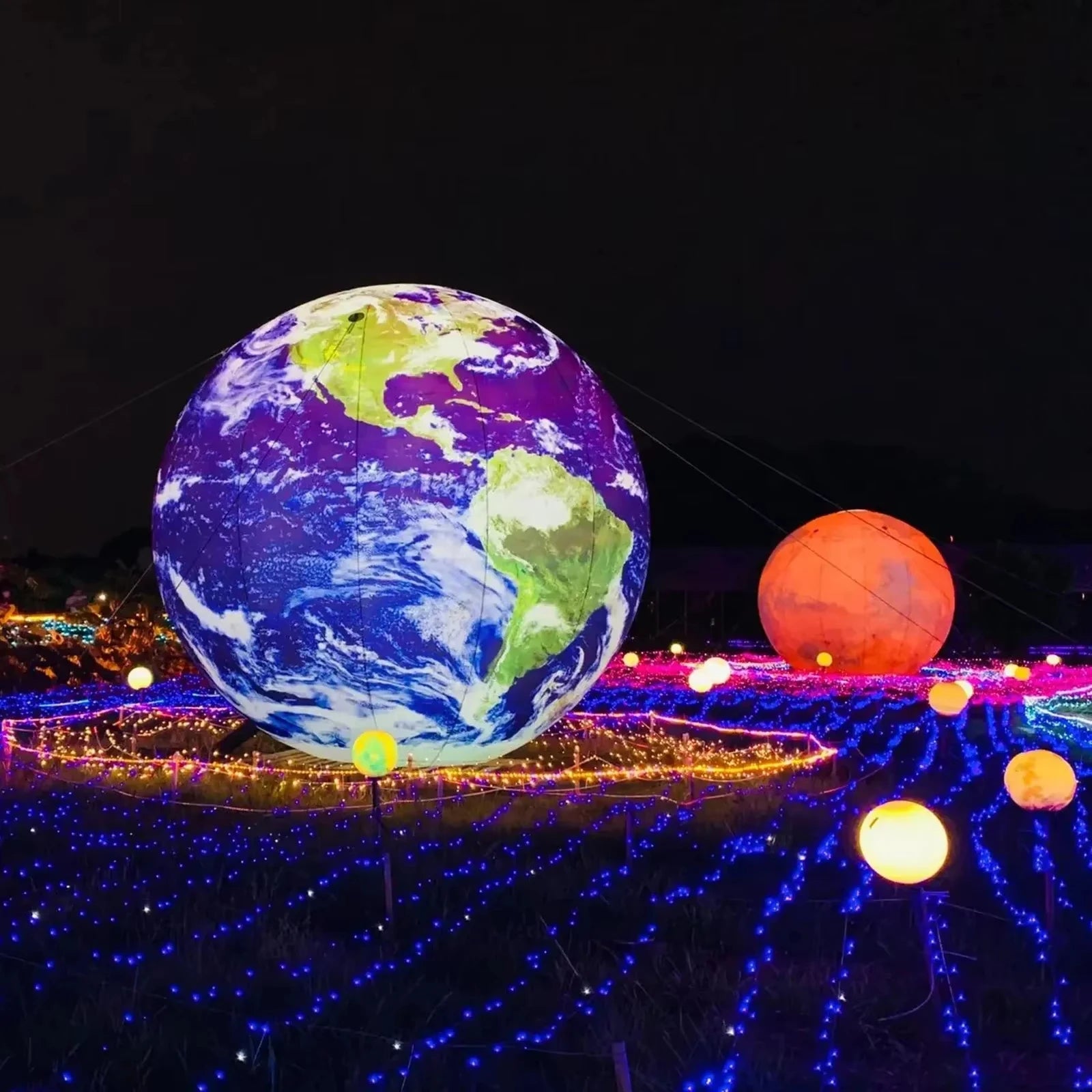 Ballon gonflable terre posé au sol pour une décoration de fête