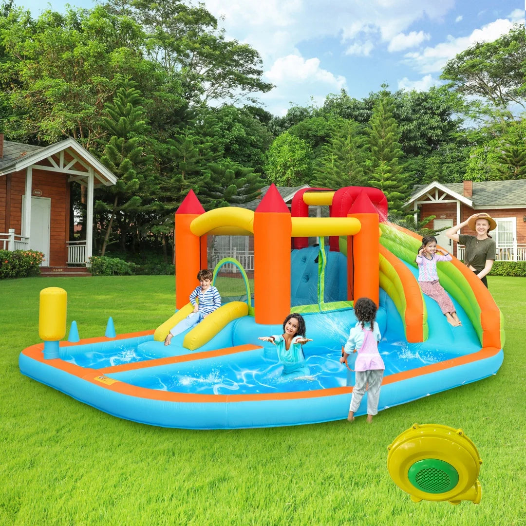 Château gonflable multifonction avec trampoline et toboggan dans un jardin
