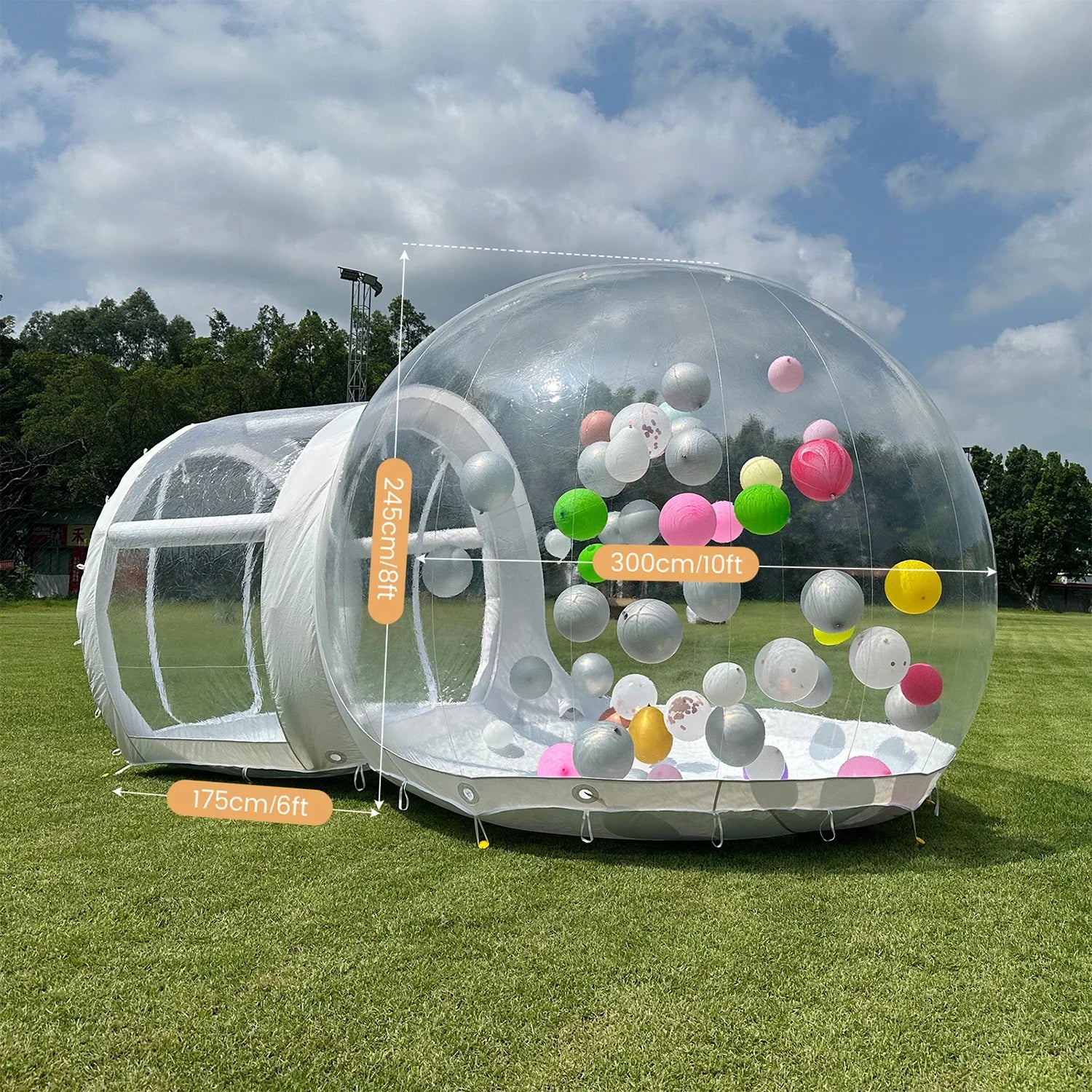 Vue d'ensemble de la bulle gonflable transparente avec ballons