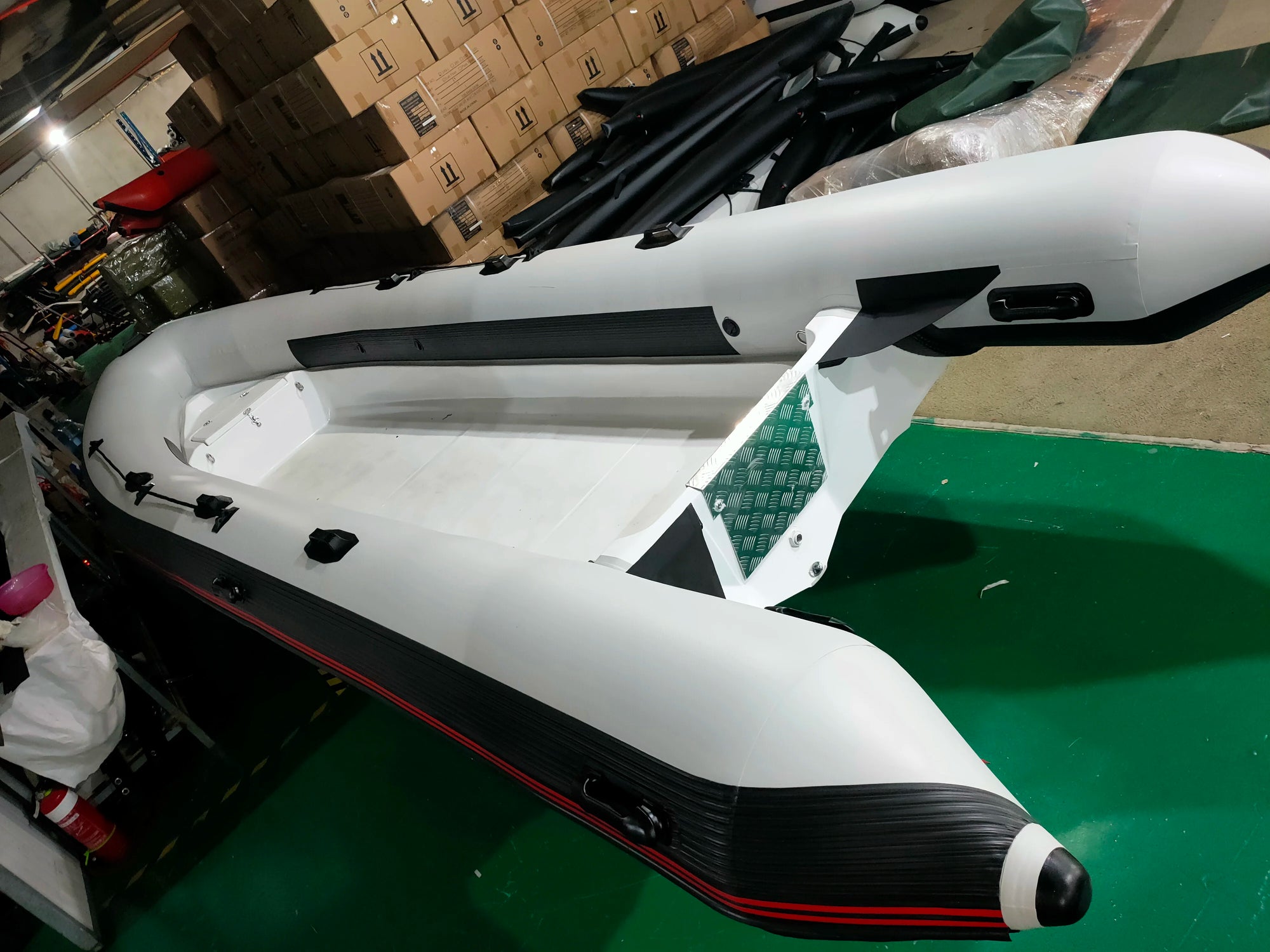 Vue d'ensemble du bateau gonflable pêche pour loisirs nautiques
