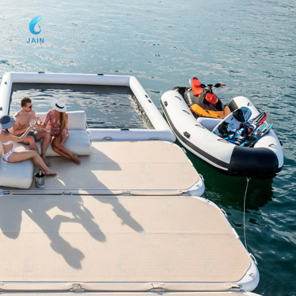 Plateforme flottante gonflable avec passagers à bord