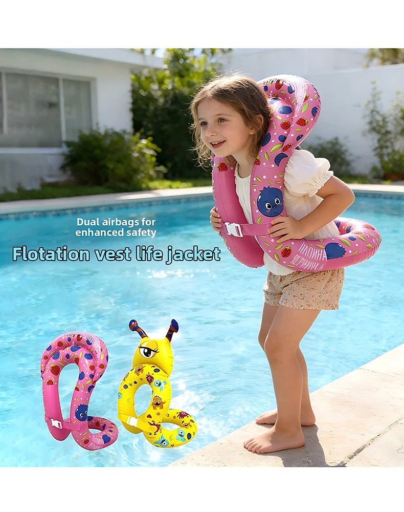 Gilet de sauvetage gonflable jaune pour enfants à la piscine