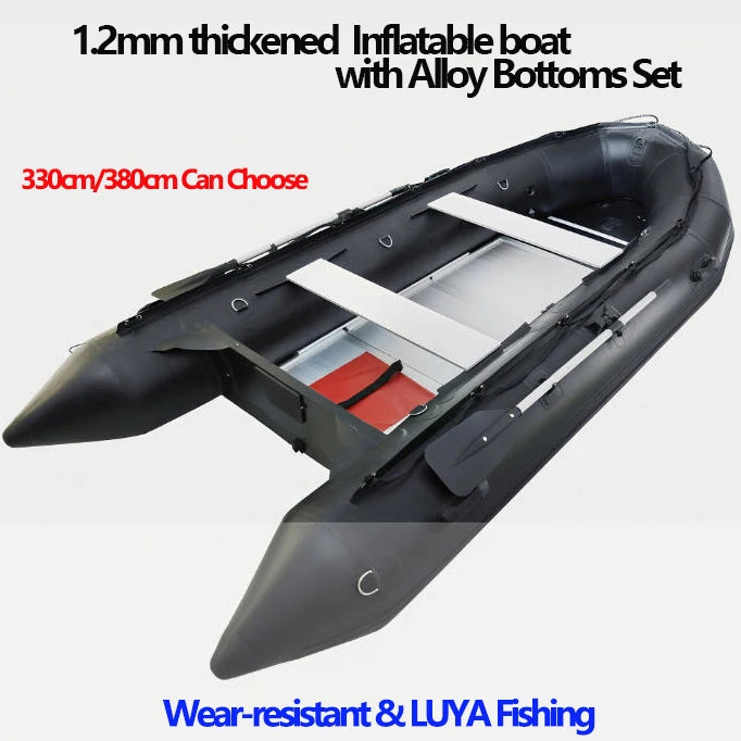 Bateau gonflable professionnel noir sur l'eau