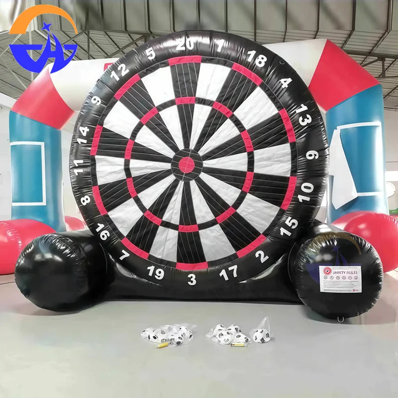 Enfants jouant à la cible fléchette gonflable en famille