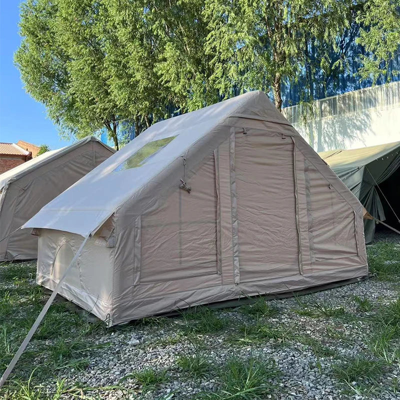 Tente gonflable installée en camping extérieur