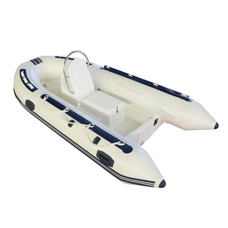 Bateau gonflable pêche installé sur l'eau avec plancher PVC