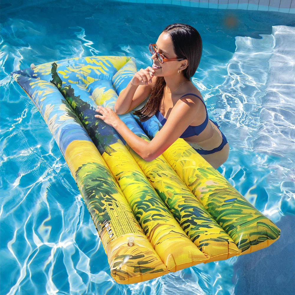 Matelas flottant gonflable graffiti sur l'eau au soleil estival