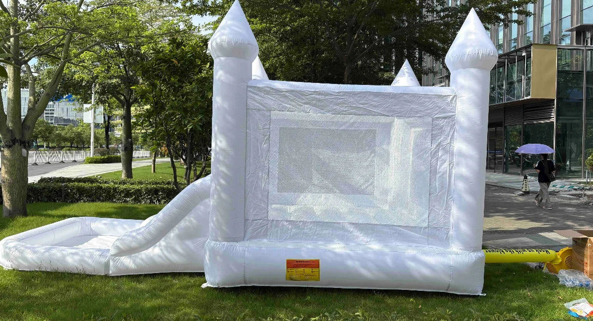 Château gonflable blanc avec décoration de réception