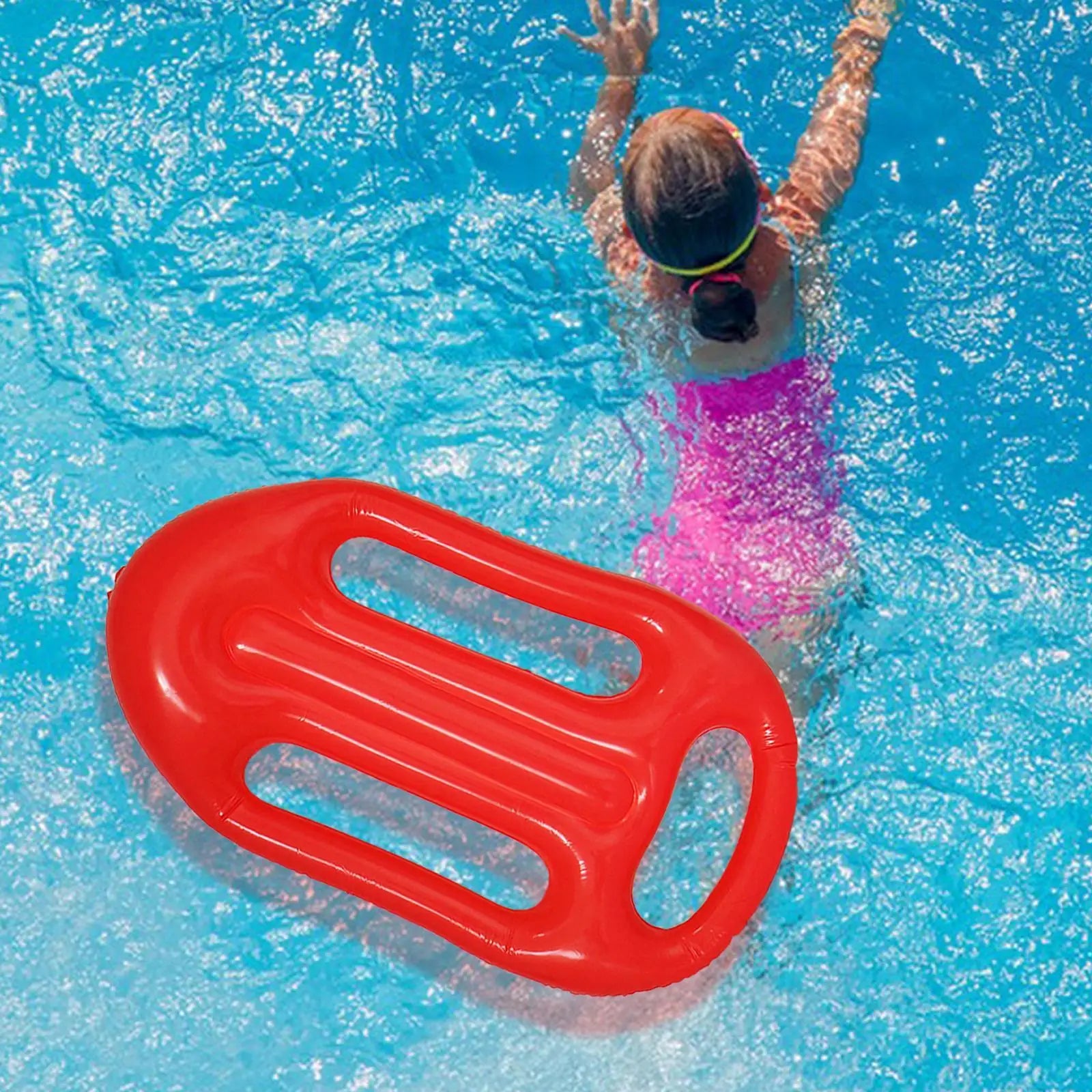 Planche de surf gonflable flottant sur l'eau