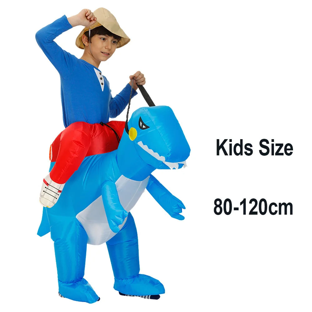 Costume gonflable Dinosaure en action extérieure