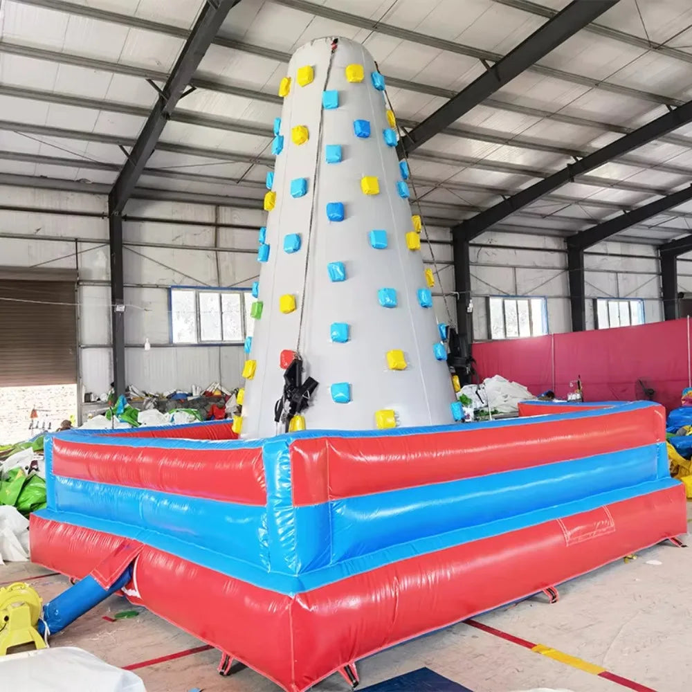 Détail de la surface d'escalade et des prises du mur gonflable 5x5m