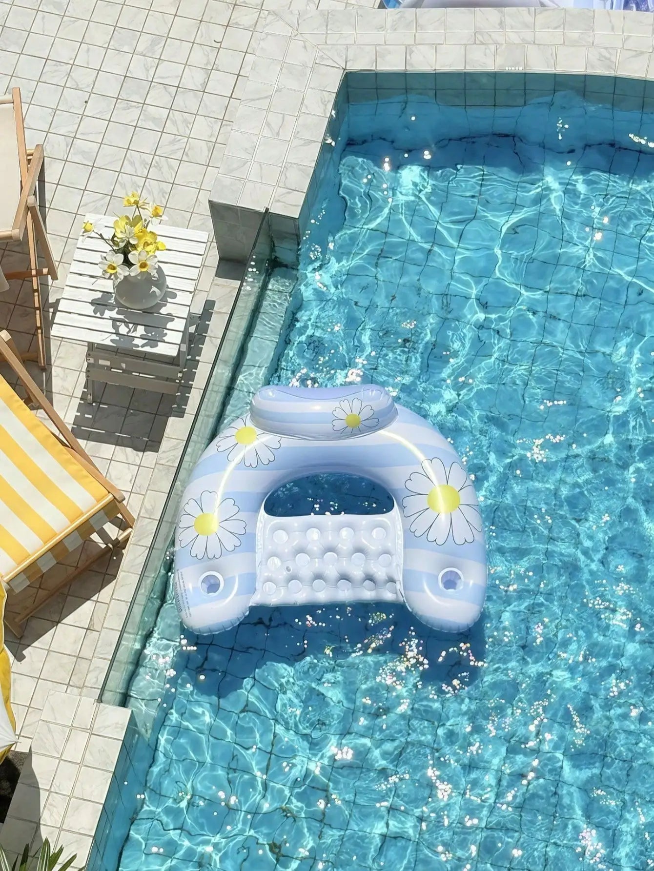 Bouée gonflable flottant sur l'eau