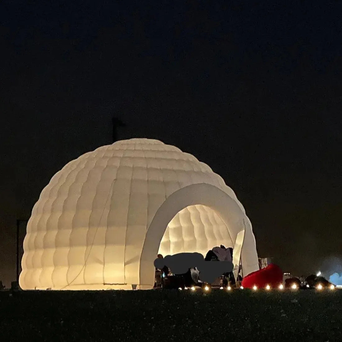 Stand gonflable dôme LED installé pour un événement