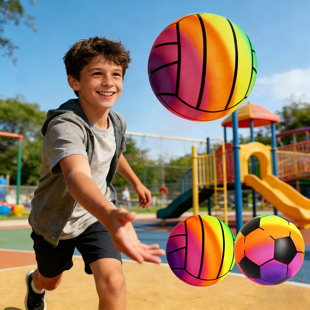 Ballon gonflable arc-en-ciel tenu par enfant sur plage