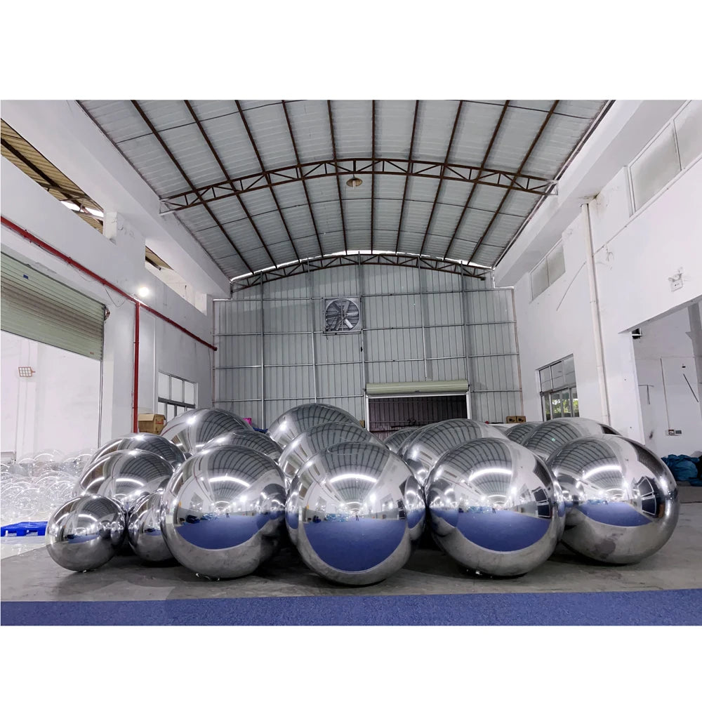 Détail de la surface miroir de la boule gonflable