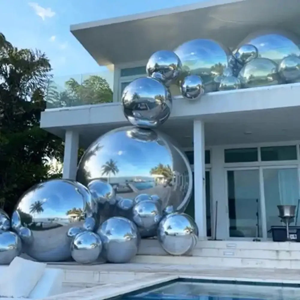 Boule miroir gonflable argentée suspendue en discothèque