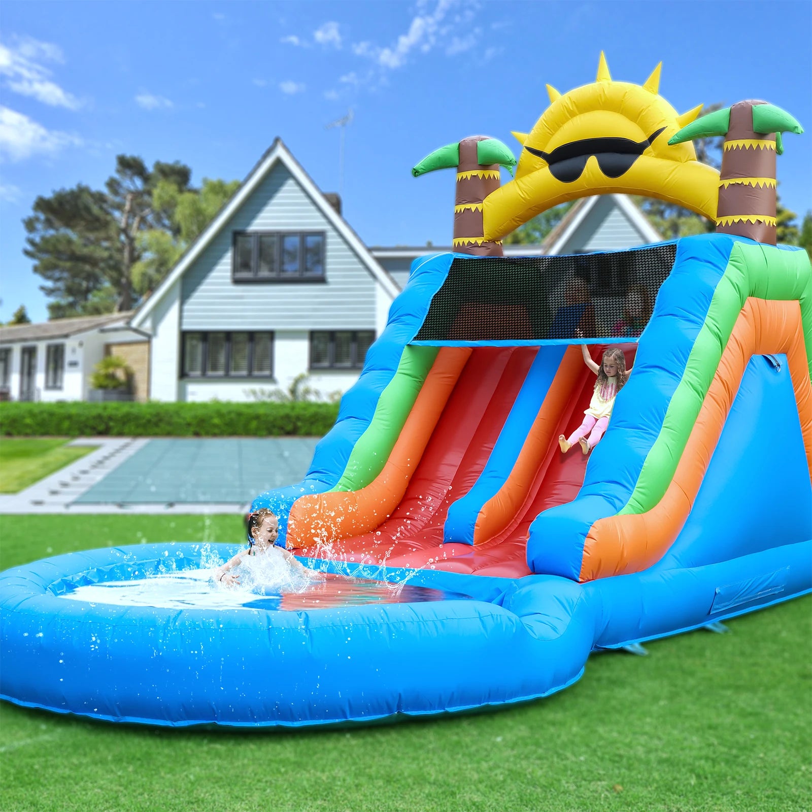 Toboggan aquatique gonflable jungle tropicale vue d'ensemble dans un jardin