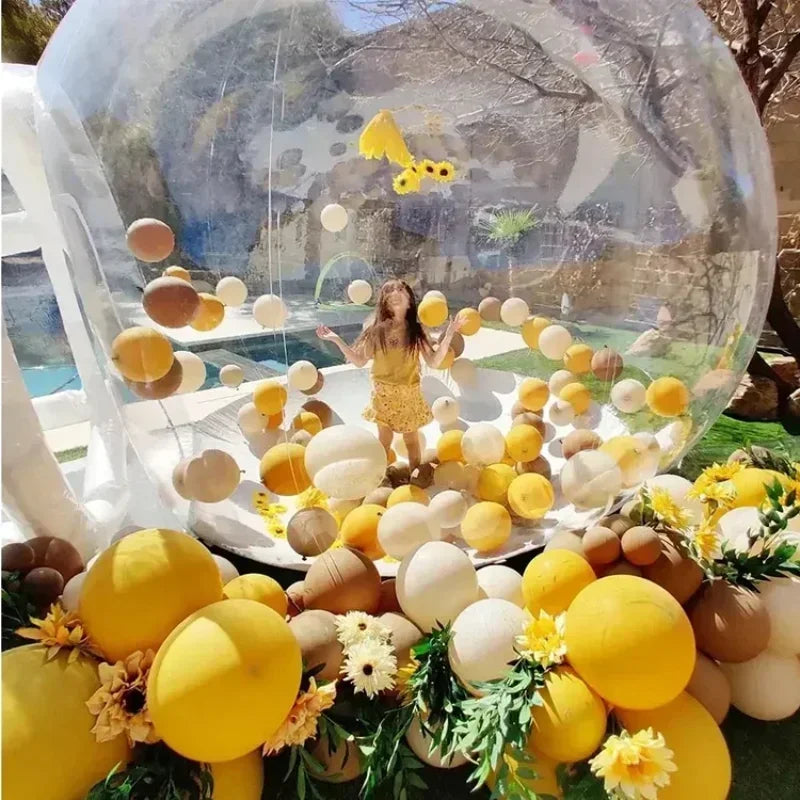 Bulle gonflable transparente décorée de ballons pour une fête
