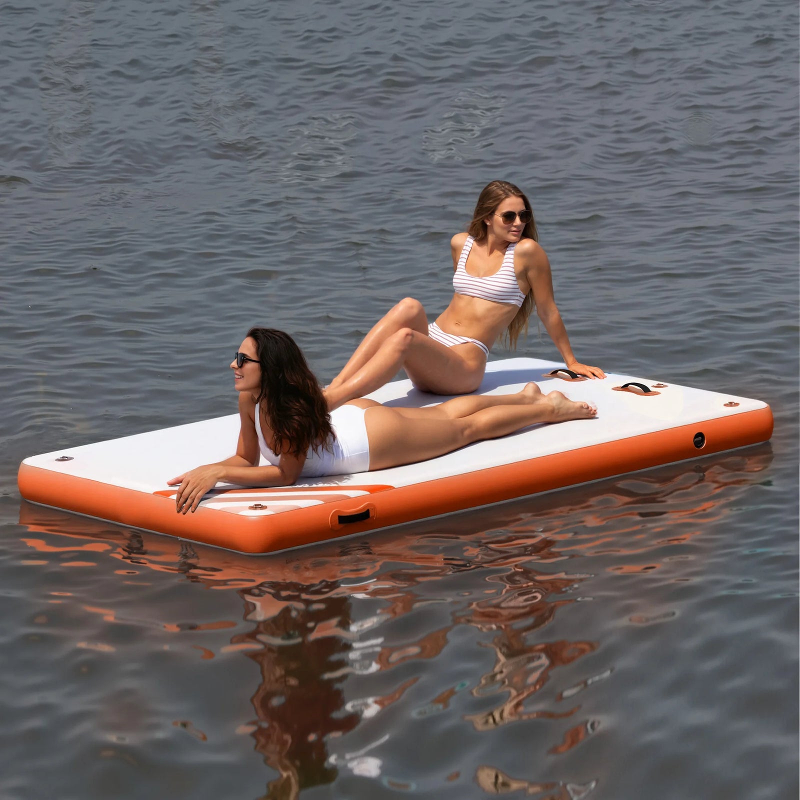 Plateforme flottante gonflable orange sur le lac