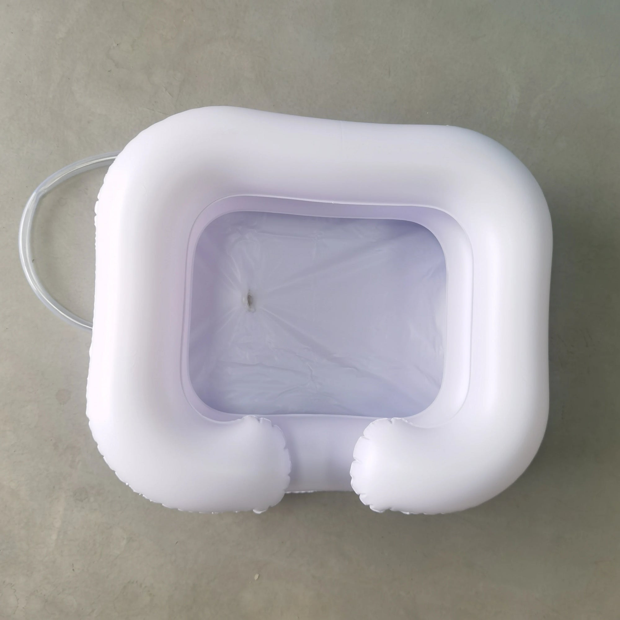 Baignoire gonflable utilisée par une personne âgée