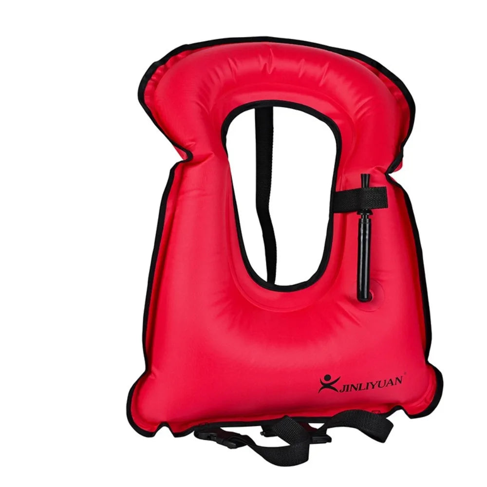 Utilisateur ajustant le gilet de natation gonflable