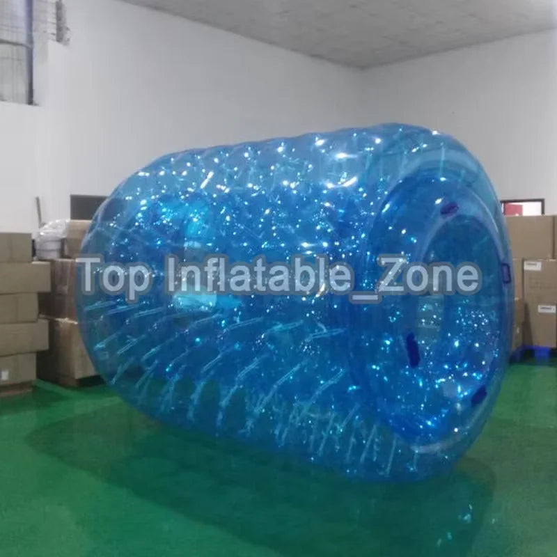 Enfant jouant dans le water roller gonflable