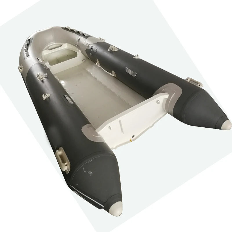 Bateau gonflable rigide en aluminium sur l'eau