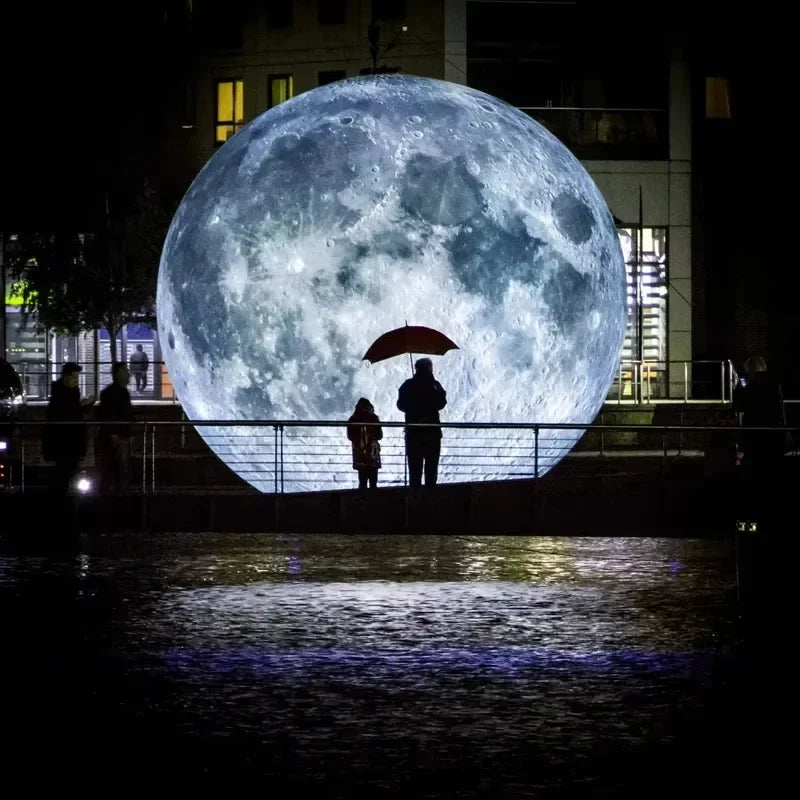 Lune gonflable géante installée sur une scène