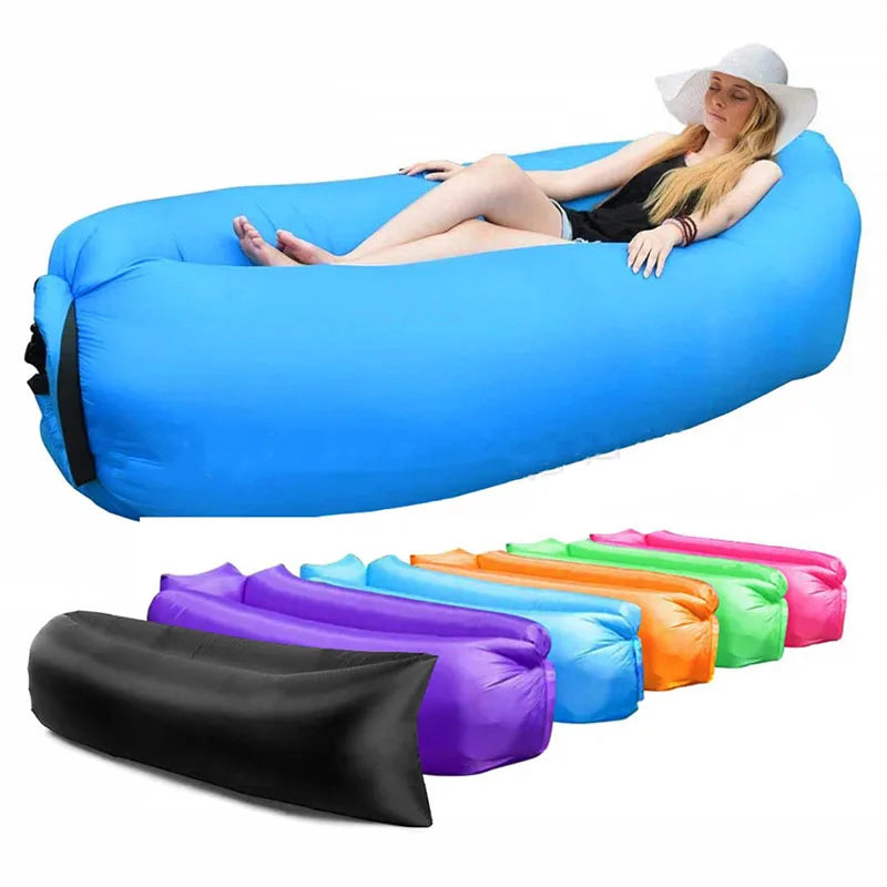 Canapé gonflable portatif bleu installé à l'intérieur