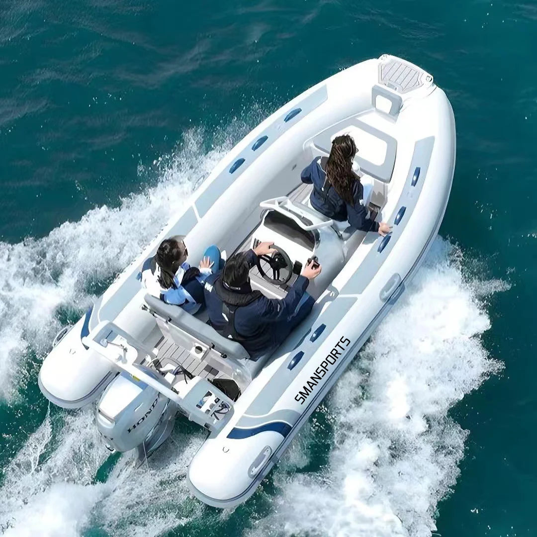 Bateau gonflable 6 places prêt pour le ski nautique