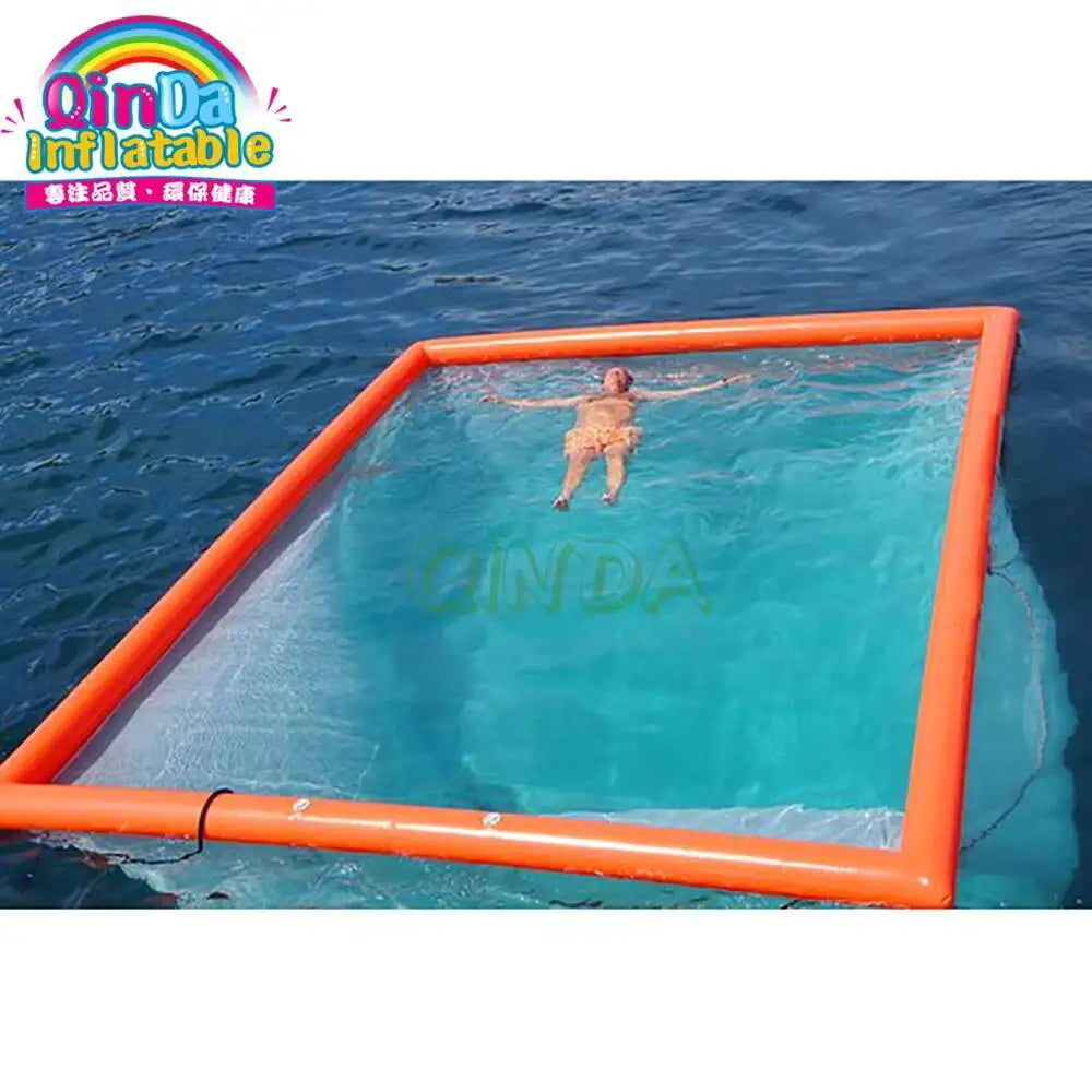 Piscine gonflable flottante utilisée en famille