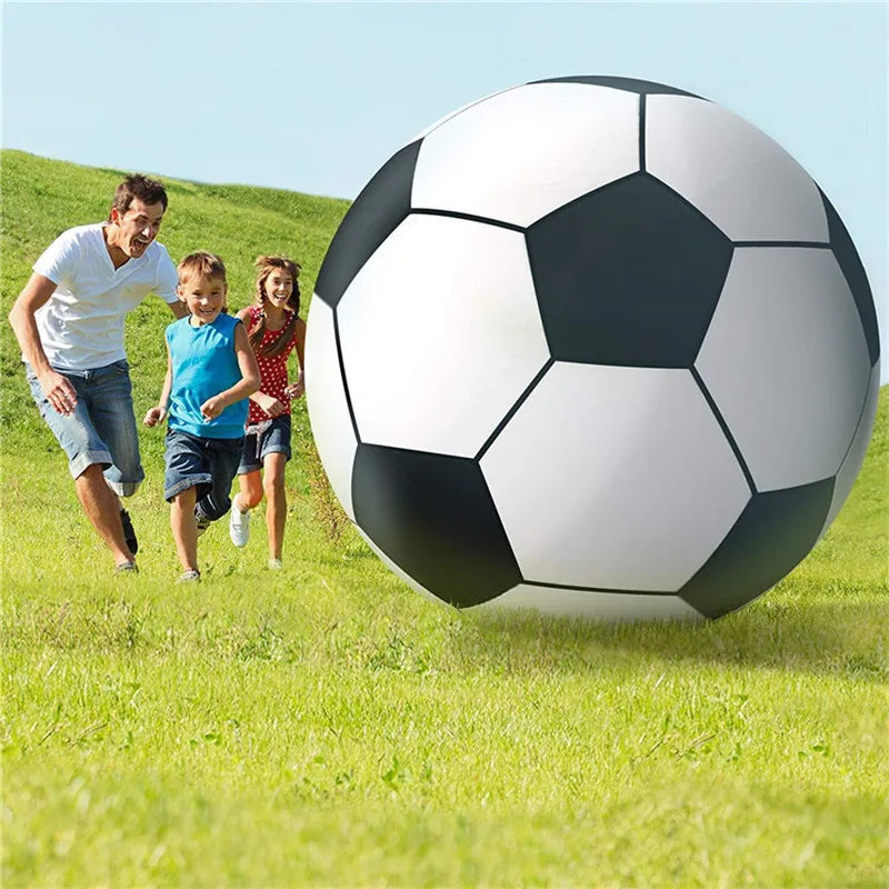 Enfants jouant avec un ballon gonflable géant coloré