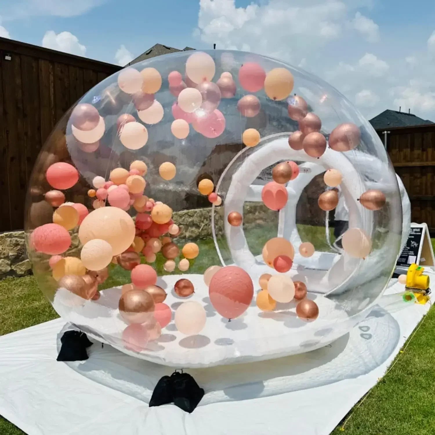 Bulle gonflable transparente installée sur la plage pour une fête
