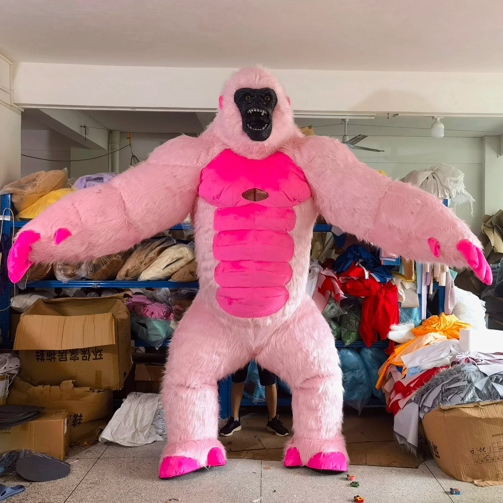 Costume gonflable gorille géant porté lors d'une fête
